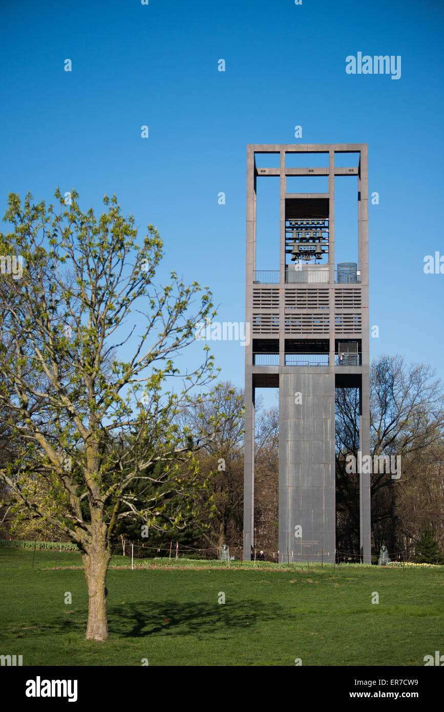 ARLINGTON, Virginia, États-Unis — le Carillon néerlandais situé à Arlington, en Virginie, à côté du mémorial Iwo Jima. Cette structure en acier ouverte de 127 pieds de haut, douée par les pays-Bas aux États-Unis après la Seconde Guerre mondiale, symbolise la gratitude des pays-Bas pour l'aide américaine et symbolise l'amitié continue entre les deux nations. Banque D'Images