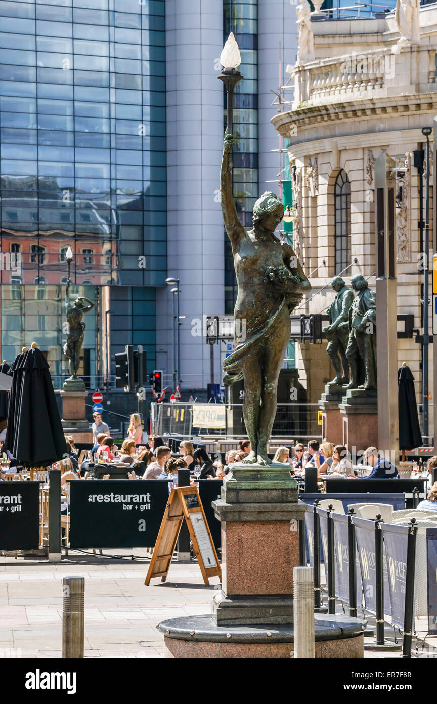 Statue de bronze de Morn femme tenant une lampe par place de la ville, le centre-ville de Leeds à l'extérieur Restaurant Bar & Grill et le Loch Fyne Banque D'Images