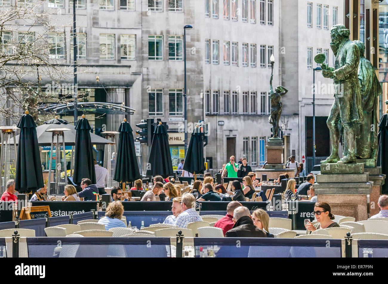 Le centre-ville de Leeds City Square Dinning de personnes en plein air au Loch Fyne et Restaurant Bar & Grill Banque D'Images