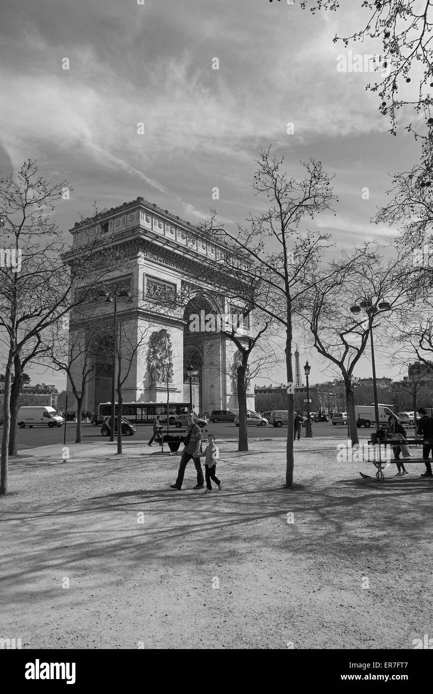 Un couple d'amis en passant devant l'Arc de Triomphe, Paris France Banque D'Images