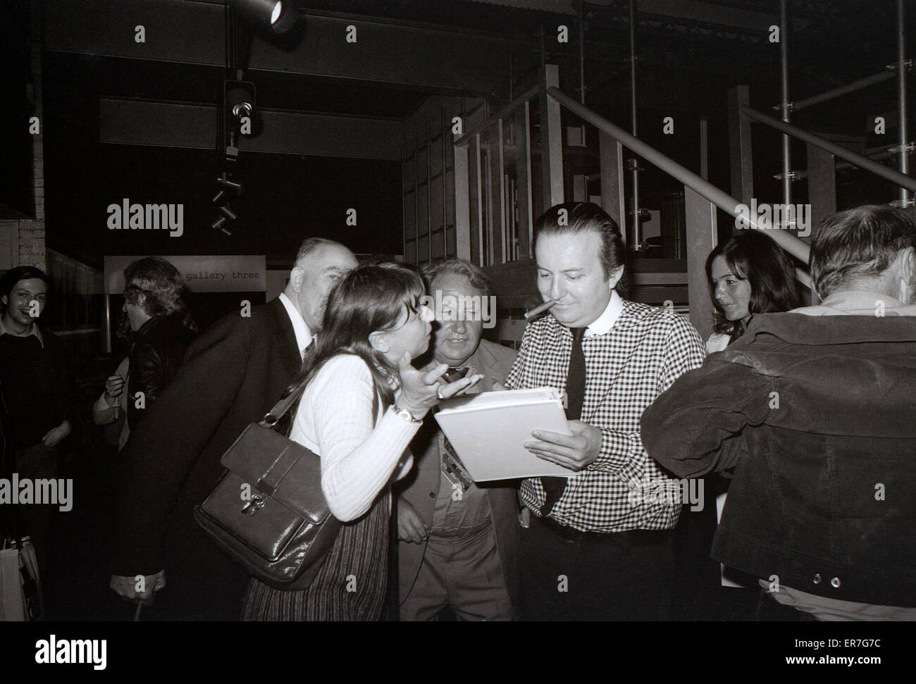 Cedric : signer son autographe pour les fans à l'Architectural Association Session d'été à l'Institut des arts contemporains de l'ICA à Londres UK 1972 KATHY DEWITT Banque D'Images