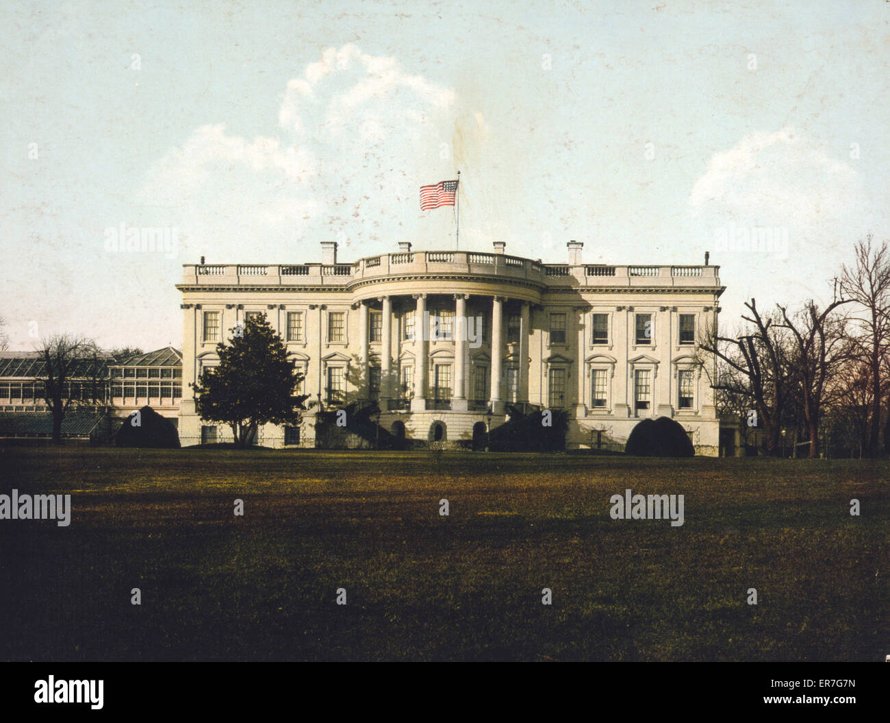 La Maison Blanche, Washington, DC, façade sud, avec grande véranda à l'aile gauche et drapeau américain volant au-dessus. Date entre 1898 et 1914. Banque D'Images