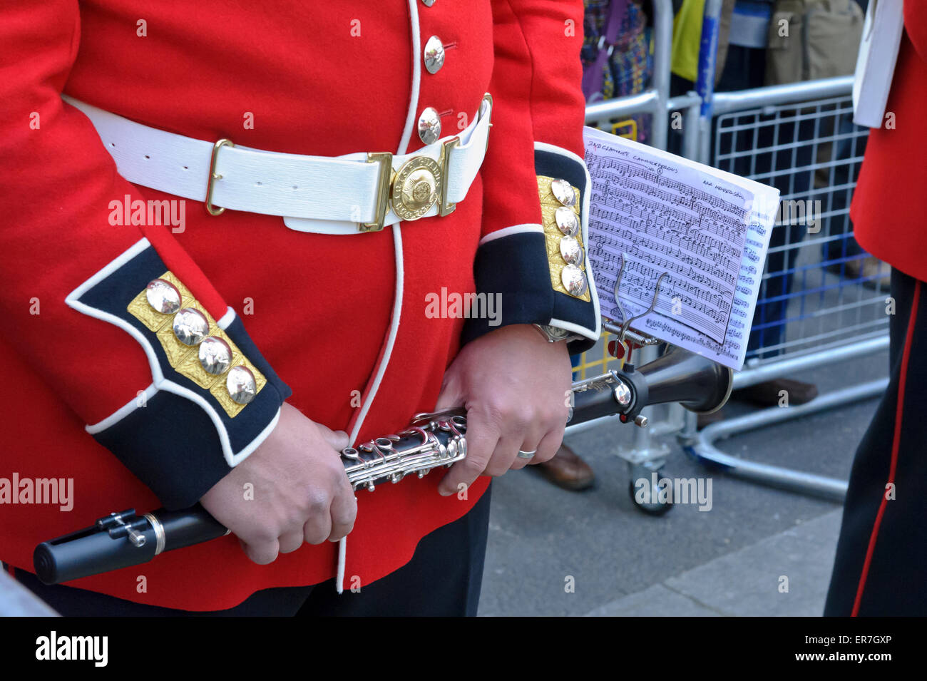 Un Queen's Guard holding sa flûte et les notes de musique, Londres, Angleterre, Royaume-Uni. Banque D'Images