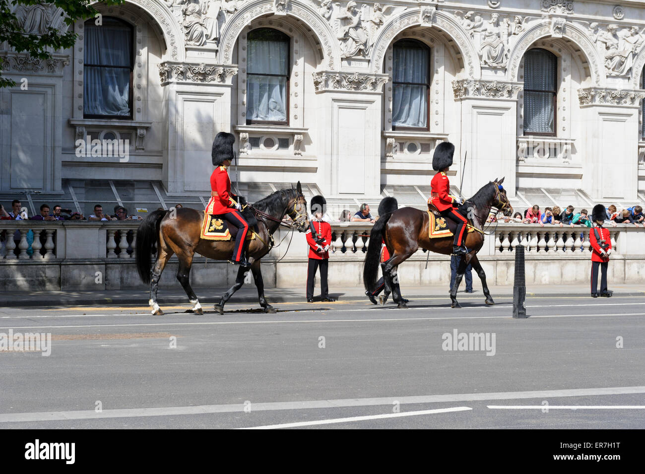 Les gardes de la reine à cheval pendant l'ouverture du Parlement menant la procession, Londres, Angleterre. Banque D'Images