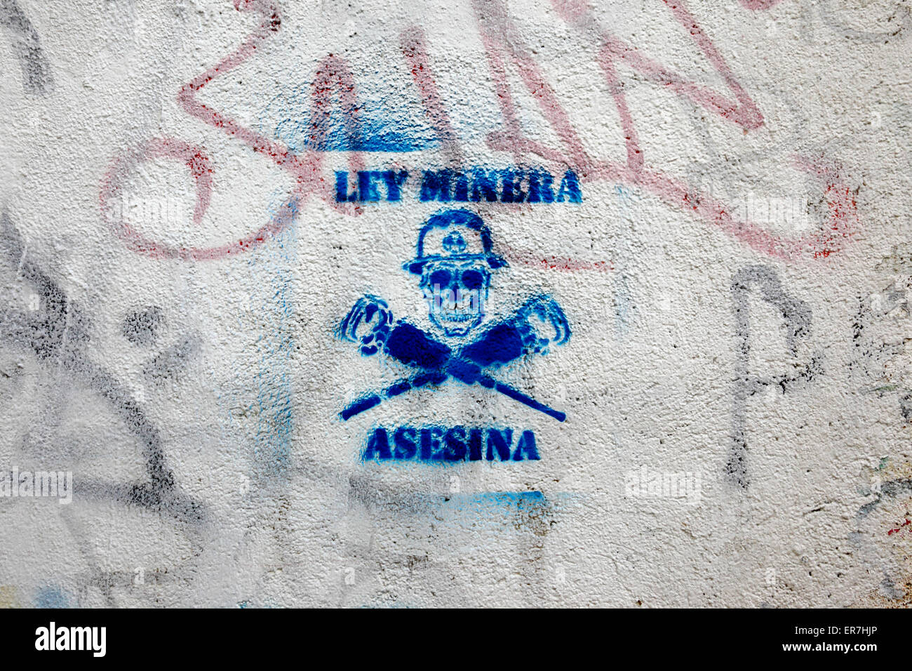 Tête de mort symbole peint sur mur pour protester contre la nouvelle loi sur les mines, La Paz, Bolivie Banque D'Images