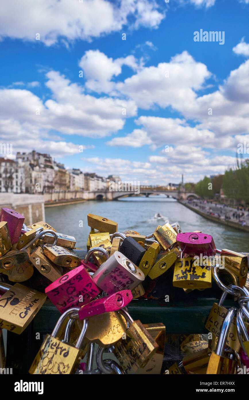 À la recherche de l'amour lock bridge le long de la seine, Paris, France Banque D'Images
