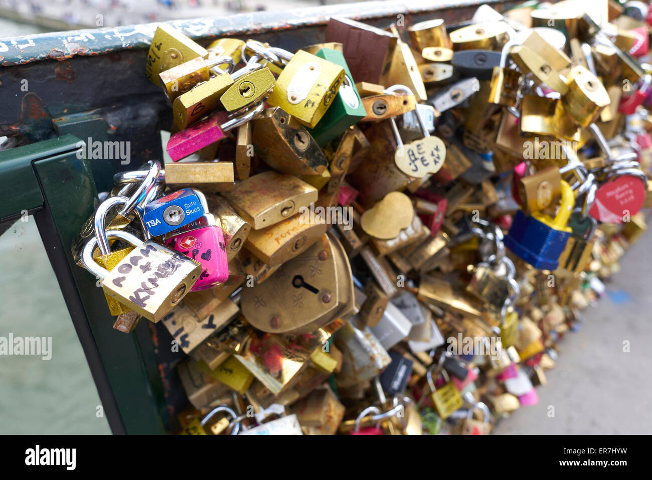 Close up de verrous au Love lock bridge Paris, France Banque D'Images