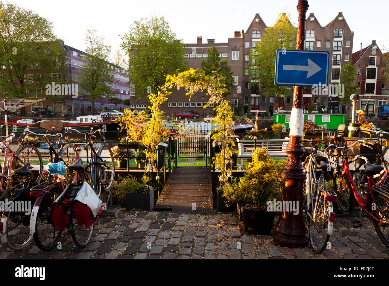 Une péniche sur le canal Oudeschans, le Amsterdam Pays-Bas Banque D'Images