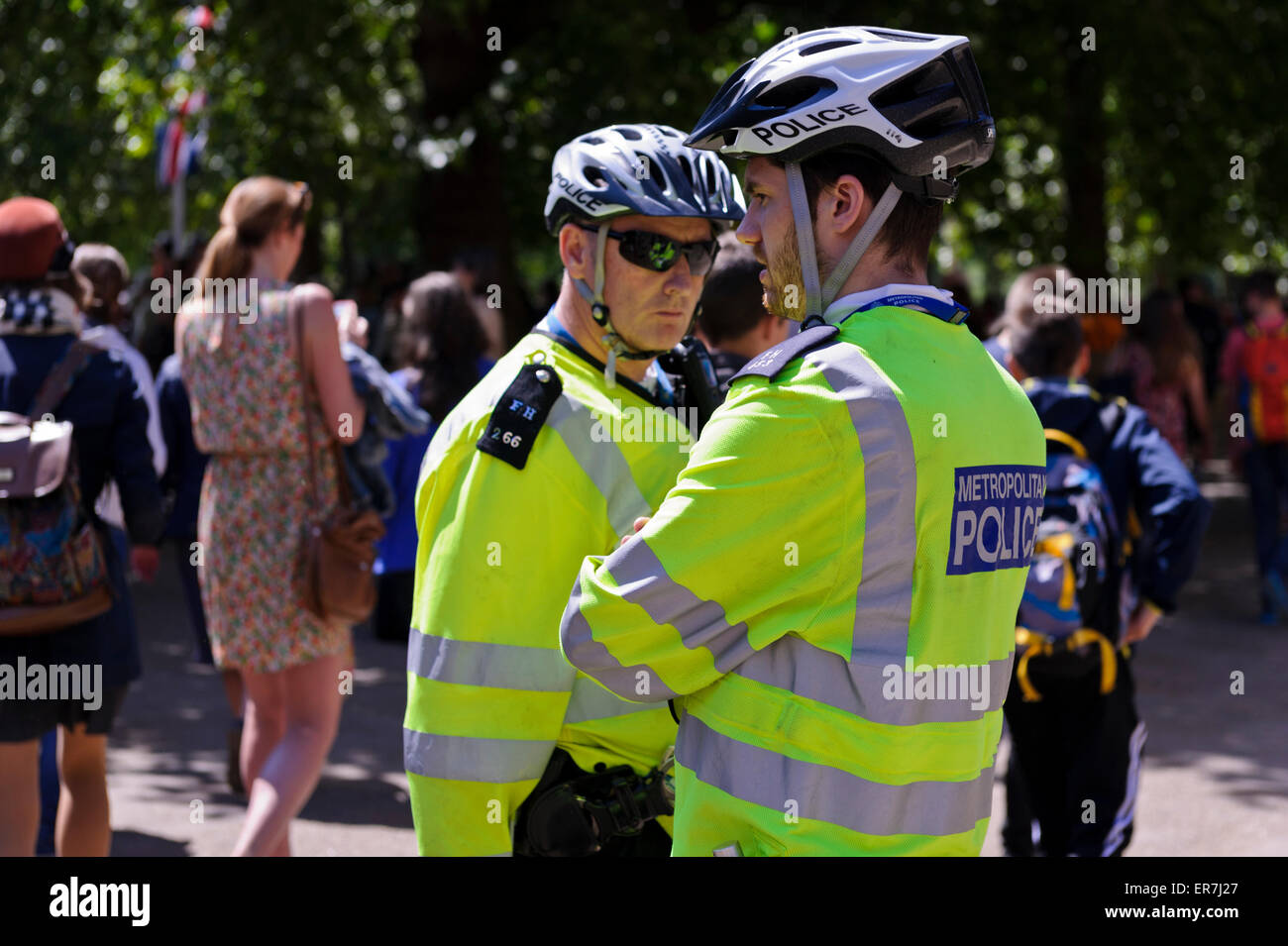 Agents de la police métropolitaine en jaune vif jackets en devoir dans Londres, Angleterre, Royaume-Uni. Banque D'Images