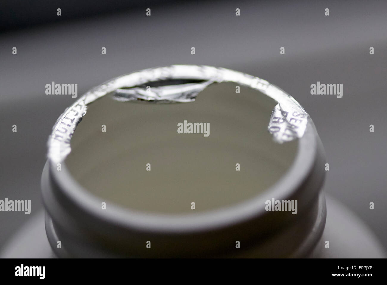 Ouvert aluminium inviolable scellé haut sur une bouteille de pilules Banque D'Images