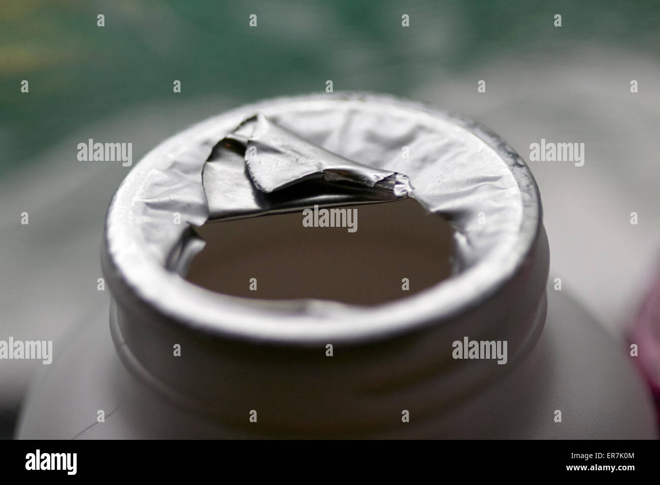 Ouvert aluminium inviolable scellé haut sur une bouteille de pilules Banque D'Images