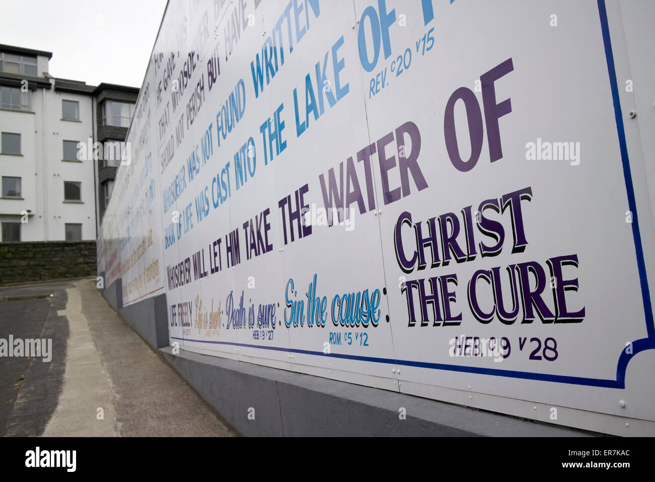 Eglise chrétienne évangélique de slogans sur le mur d'une maison en Irlande du Nord Banque D'Images