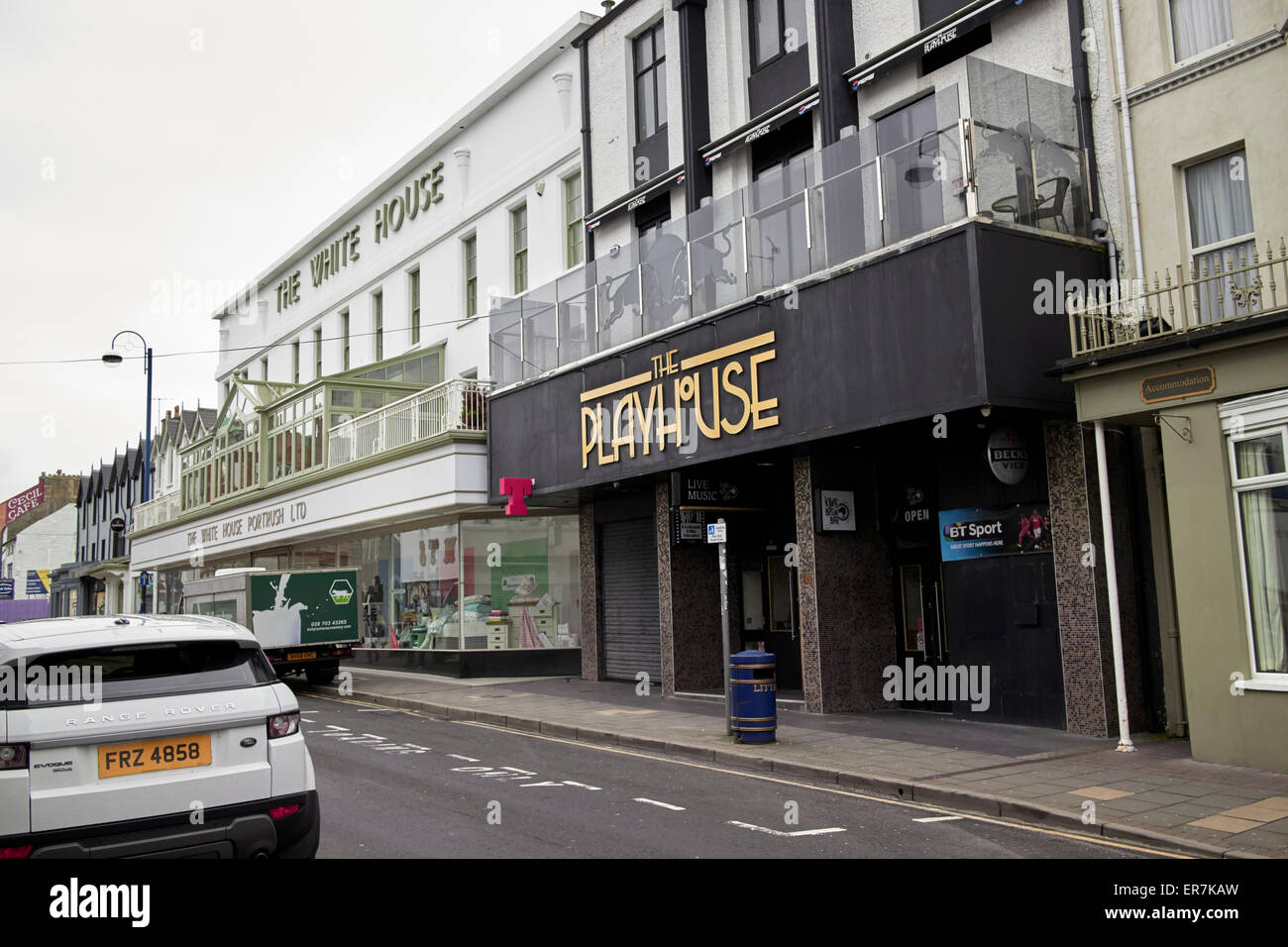 Le Playhouse et maison blanche, rue main portrush l'Irlande du Nord Banque D'Images