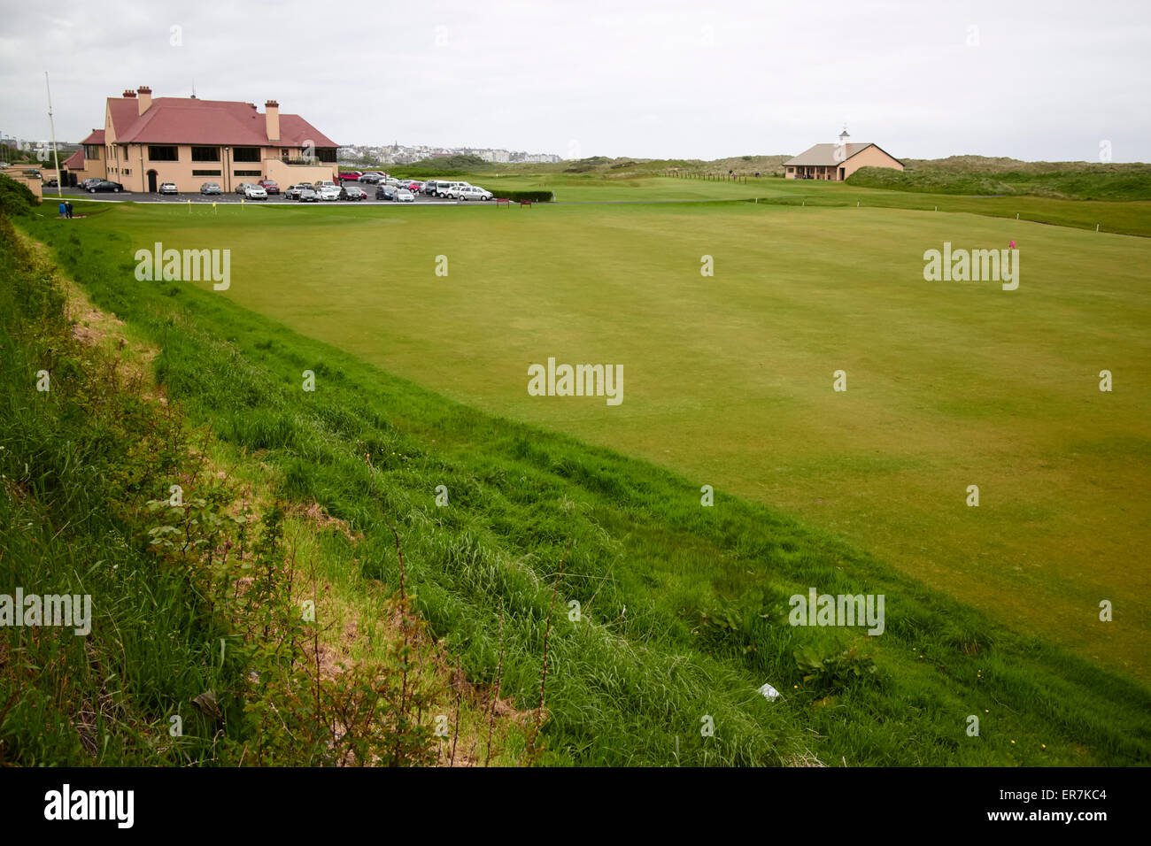 Le Club de golf Royal Portrush vert de pratique ainsi qu'un pavillon d'Irlande Banque D'Images