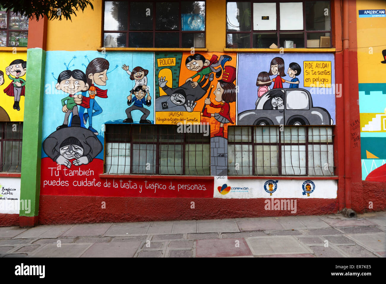 Murale sur une école avertissant les enfants des dangers des étrangers, dans le cadre d'une campagne contre la traite des êtres humains, la Paz, Bolivie Banque D'Images