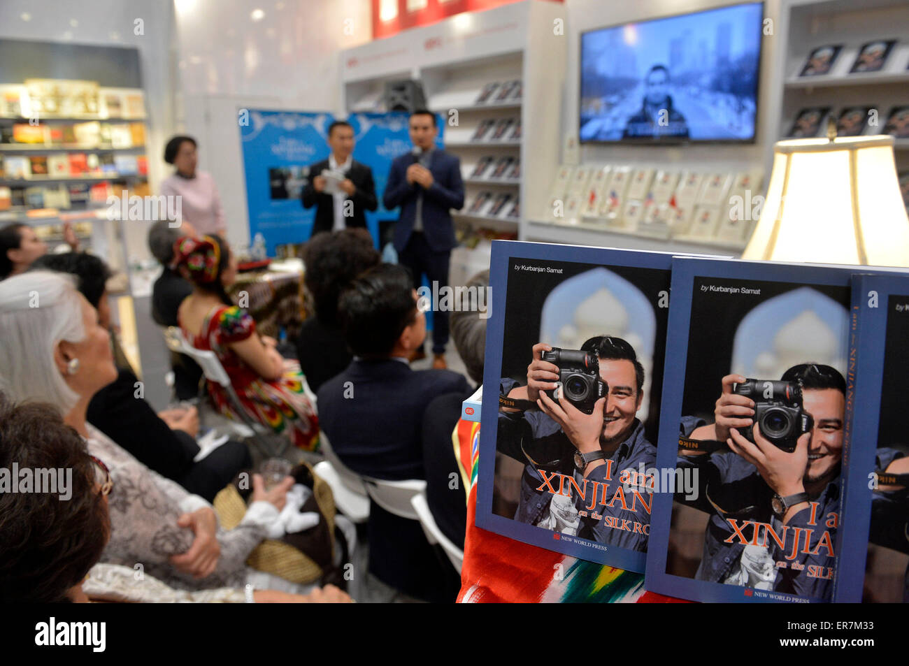 New York, USA. 28 mai, 2015. Photo prise le 28 mai 2015 présente la version anglaise du livre 'Je suis du Xinjiang sur la route de la soie" au cours de sa cérémonie de lancement à BookExpo America 2015 à New York, aux États-Unis. Credit : Wang Lei/Xinhua/Alamy Live News Banque D'Images