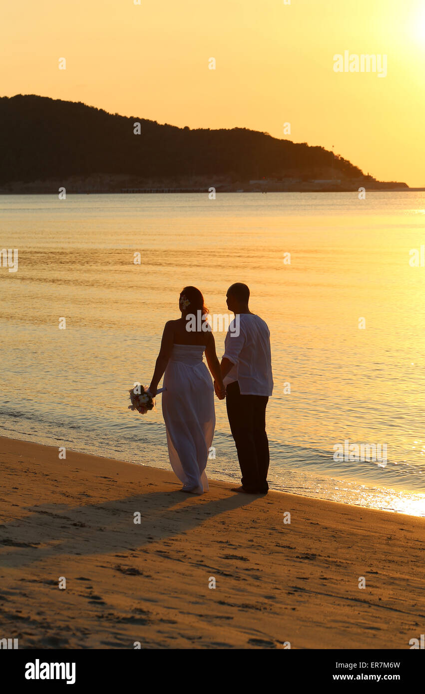 Coucher de soleil magnifique sur la mer à Koh Samui en Thaïlande sur l'arrière-plan de jeunes mariés Banque D'Images