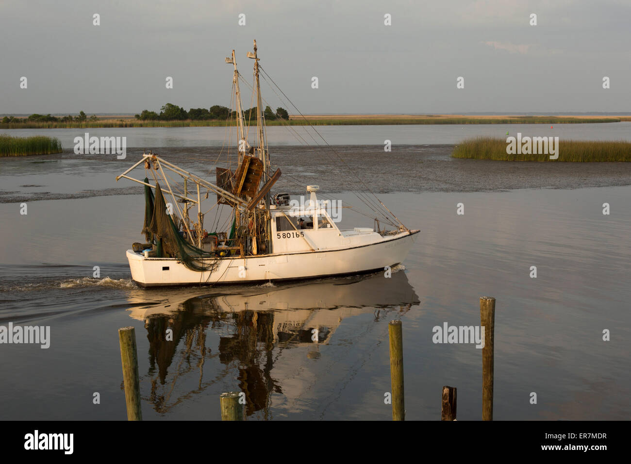 Apalachicola, Floride - un petit bateau de crevettes sur la baie d'Apalachicola. Banque D'Images
