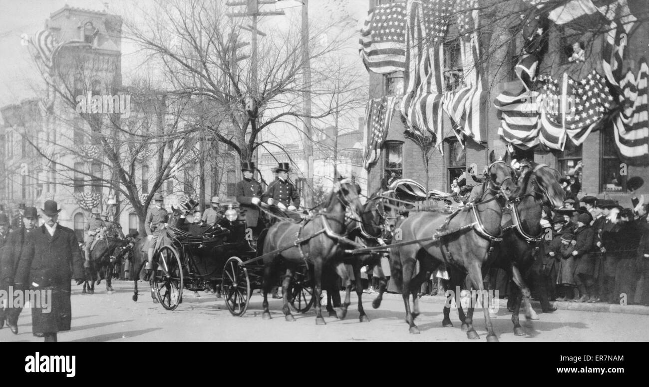 Theodore Roosevelt assis dans un chariot ouvert en route vers le TH Banque D'Images