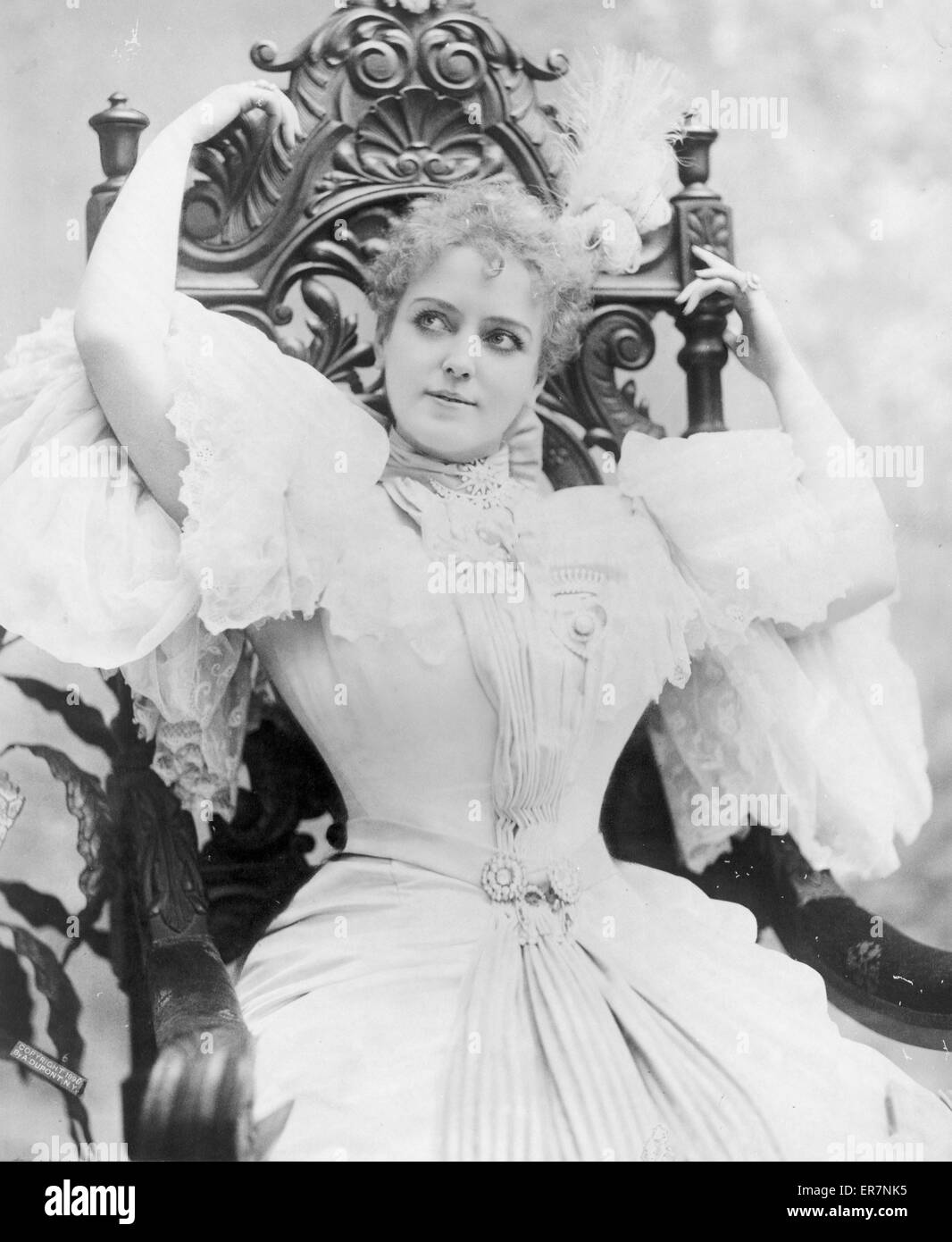 Lillian Russell, portrait de trois quarts de longueur, assis, avec Banque D'Images