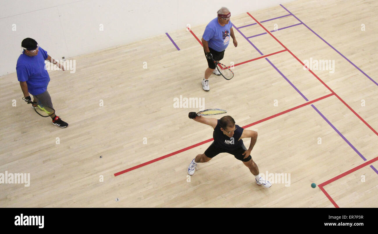 Usa. 28 mai, 2015. SPORTS -- Dominic Maestas, son père Ronald Maestas et frère Raymond Maestas jouer sur un terrain de racquetball au Nouveau Mexique Direction générale de la Santé et du Mieux-être Midtown le Jeudi, 28 mai 2015. Raymond a récemment remporté trois championnats du monde de Racquetball USA, deux en simple et un en double, avec son père. © Greg Sorber/Albuquerque Journal/ZUMA/Alamy Fil Live News Banque D'Images