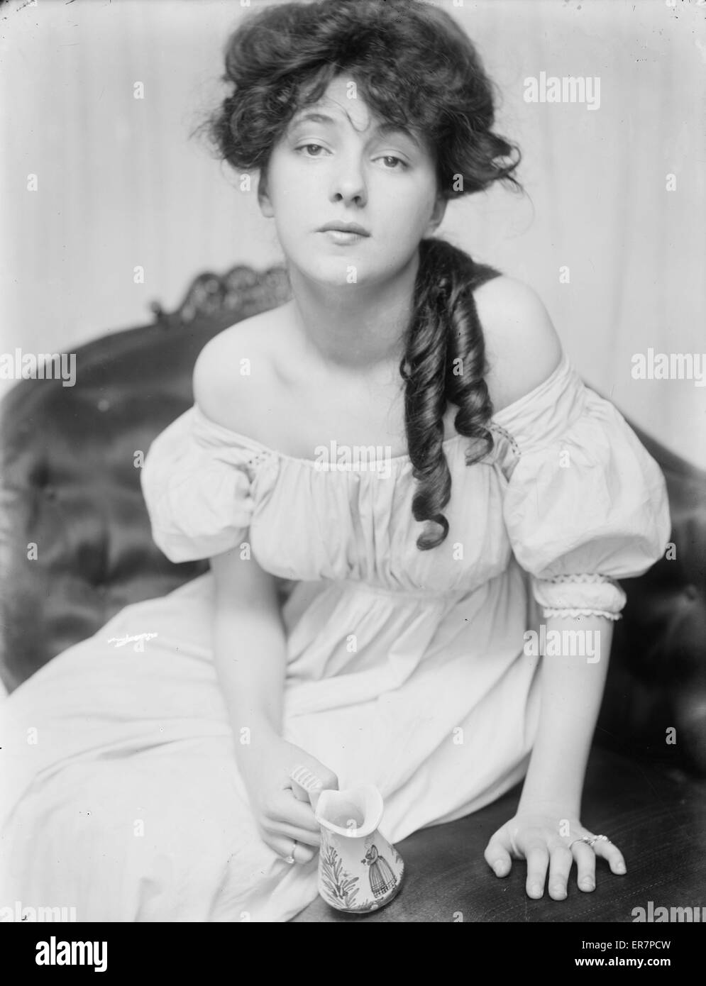 Evelyn Nesbit vers 1900 à un moment où elle a été portée à l'atelier par Stanford White. Evelyn Nesbit, trois-quarts portrait, assis, vêtu d'une robe. Date ca. 1900. Banque D'Images