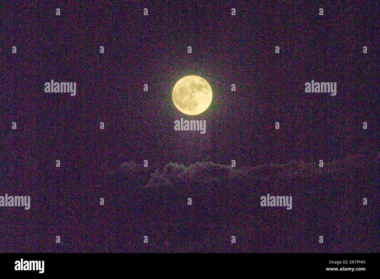 Les taches multicolores qui entourent cette pleine lune ont été créés par un appareil photo numérique et d'effets indésirables sont appelés "bruit" en photos numériques. Banque D'Images