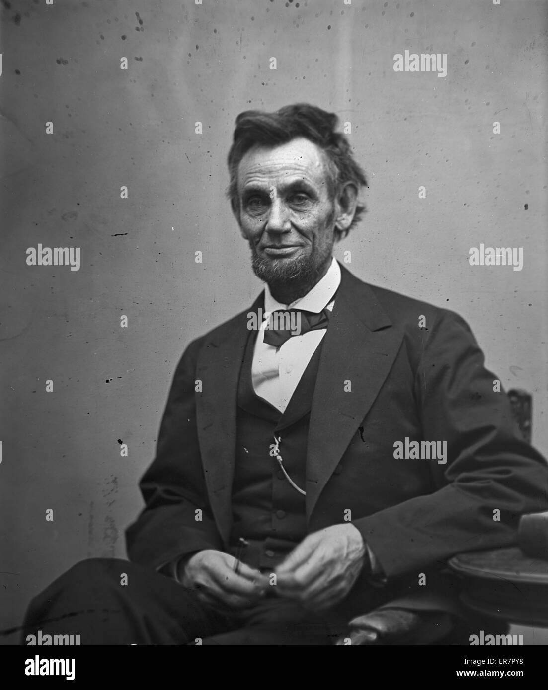 Abraham Lincoln, portrait de trois quarts de longueur, assis et h Banque D'Images