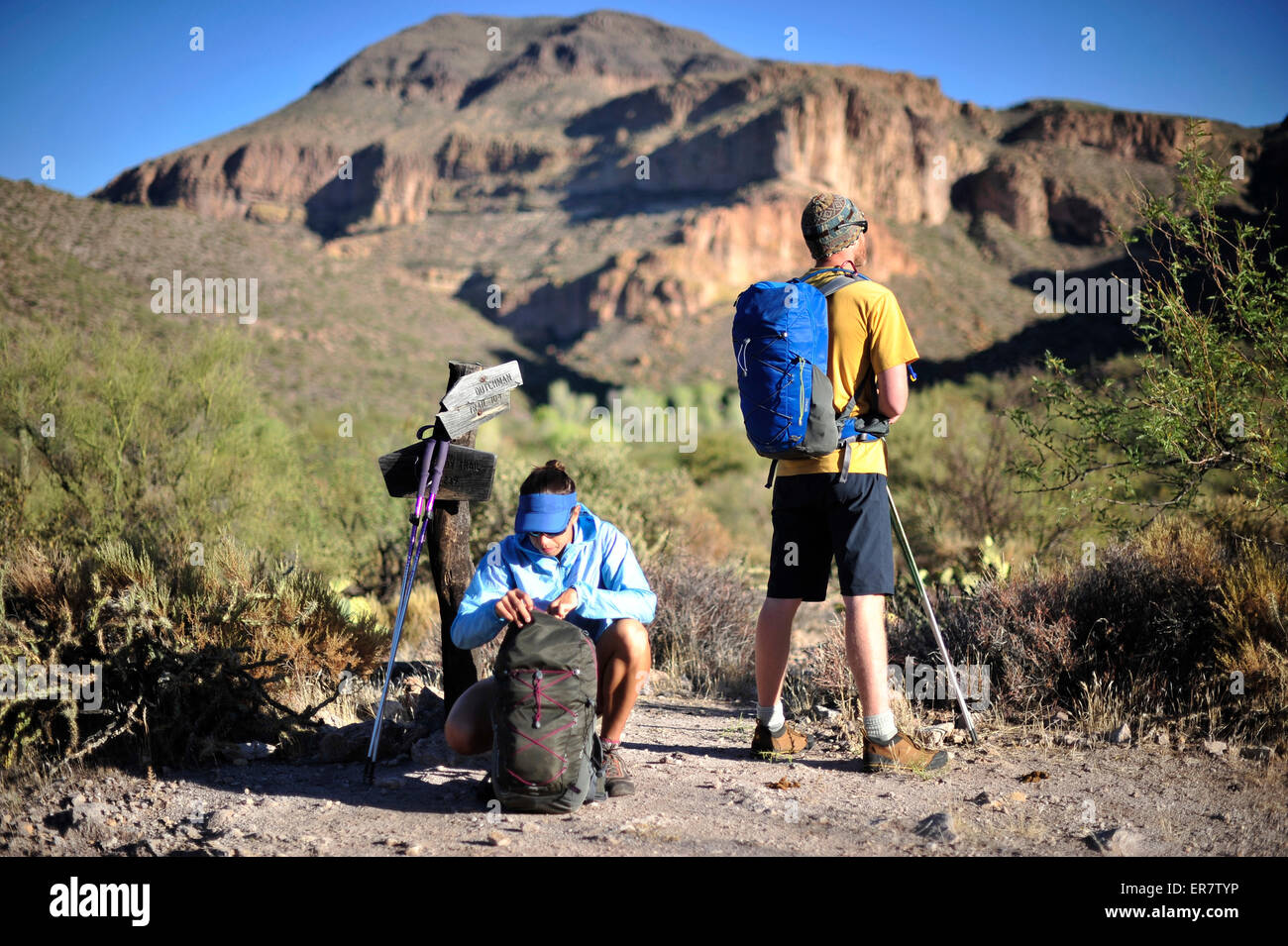 L'homme et la femme backpackers randonnée le Dutchmans sentier dans la région sauvage de la superstition, forêt nationale de Tonto près de Phoenix, Arizona Novembre 2011. Banque D'Images