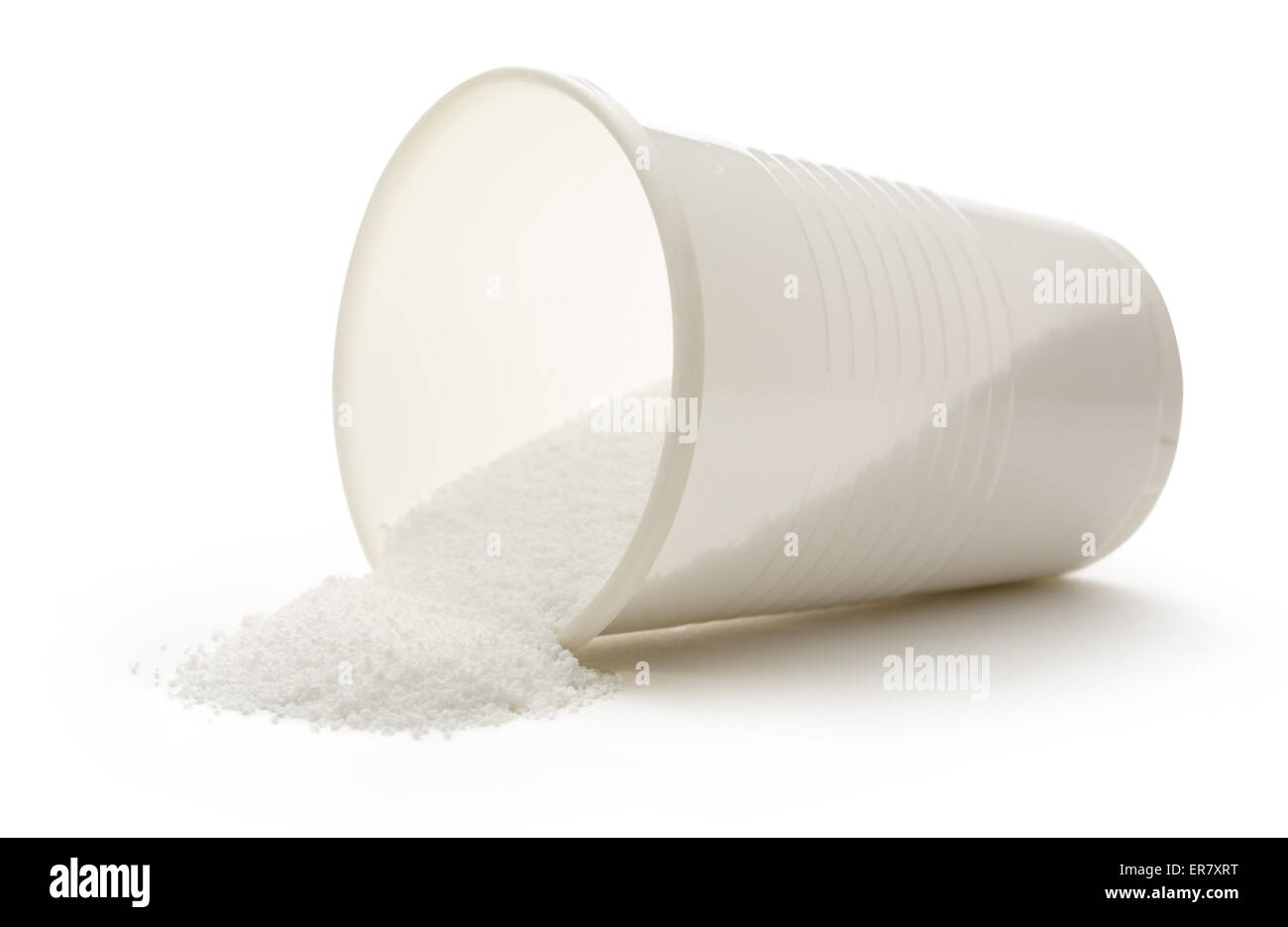 Tasse en plastique blanc avec sel de cristal libre Banque D'Images