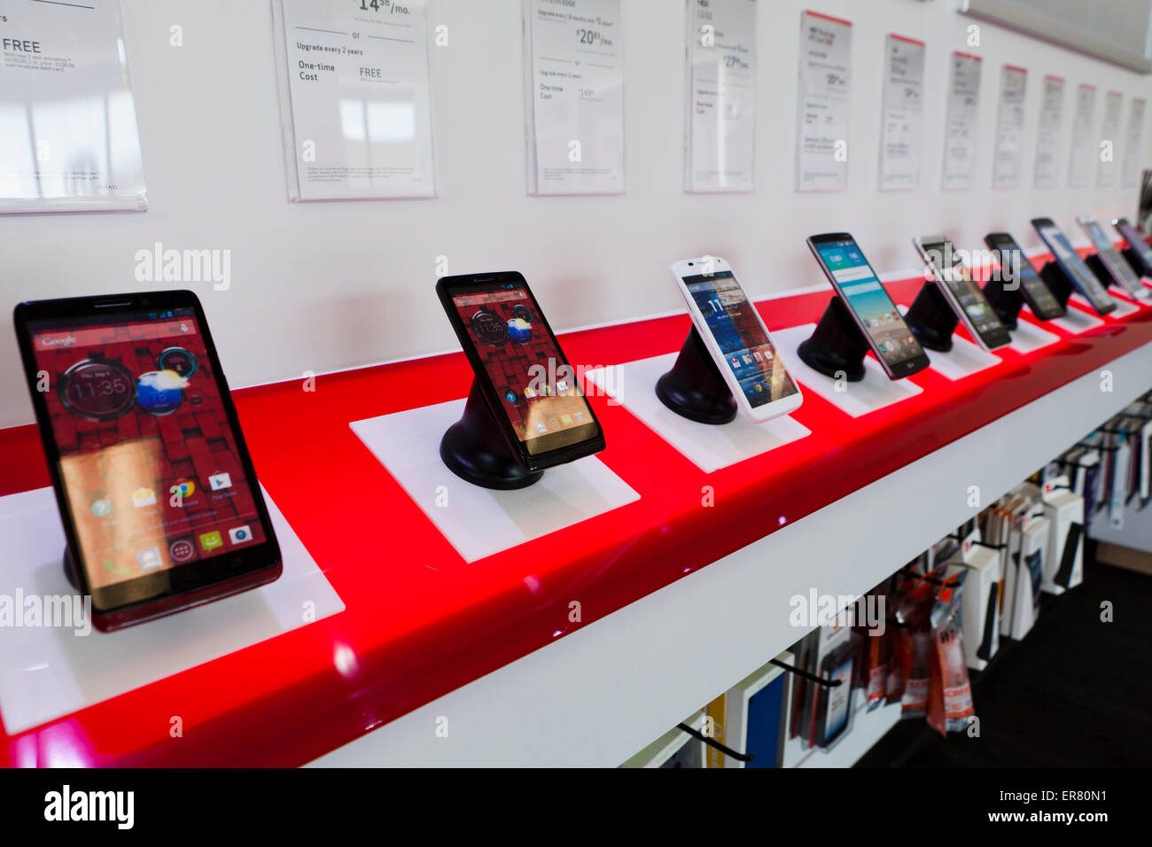 Les plaquettes et les téléphones mobiles sur l'affichage à Verizon store - USA Banque D'Images