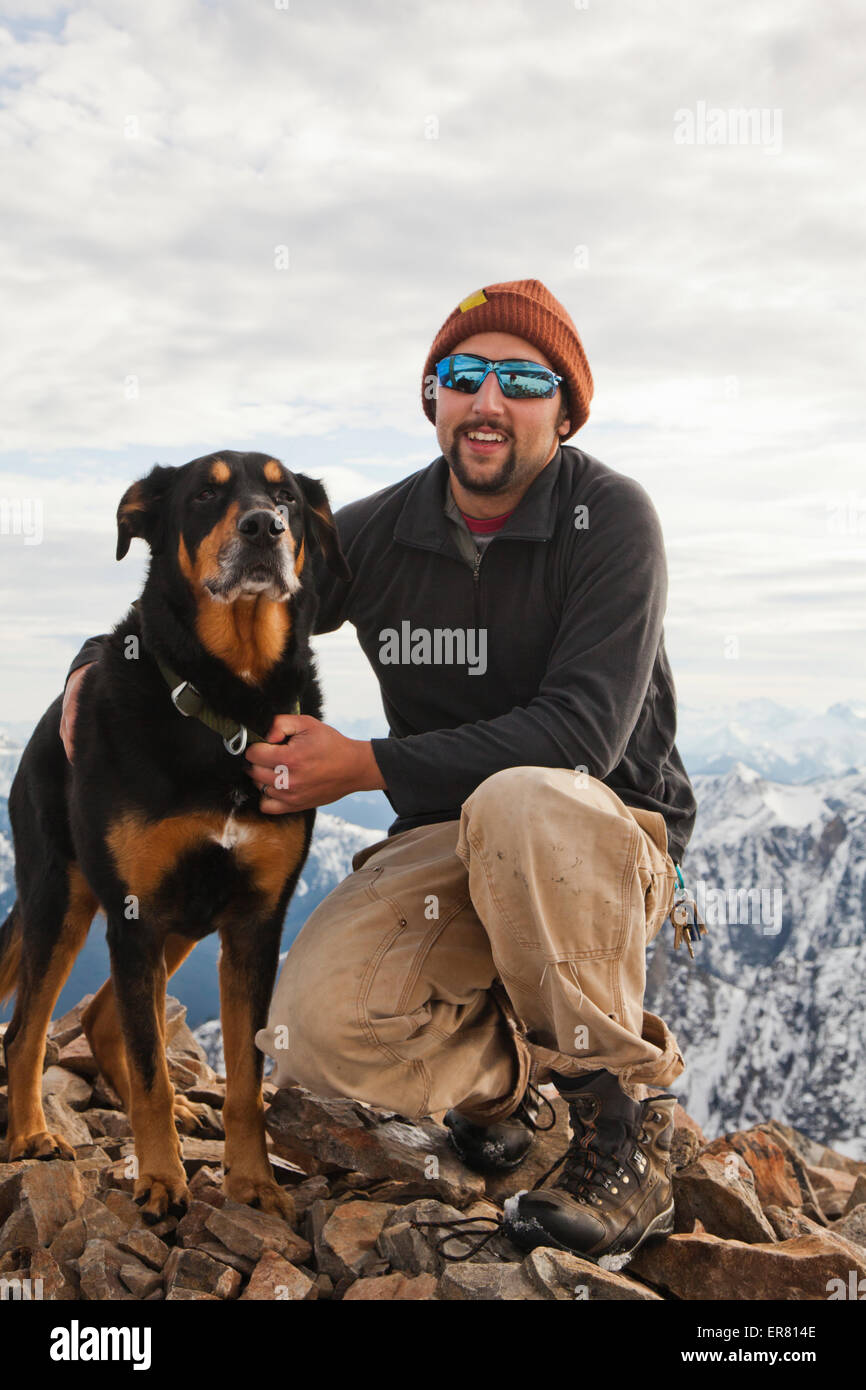 Portrait d'un homme et son chien sur le sommet d'une montagne. Banque D'Images
