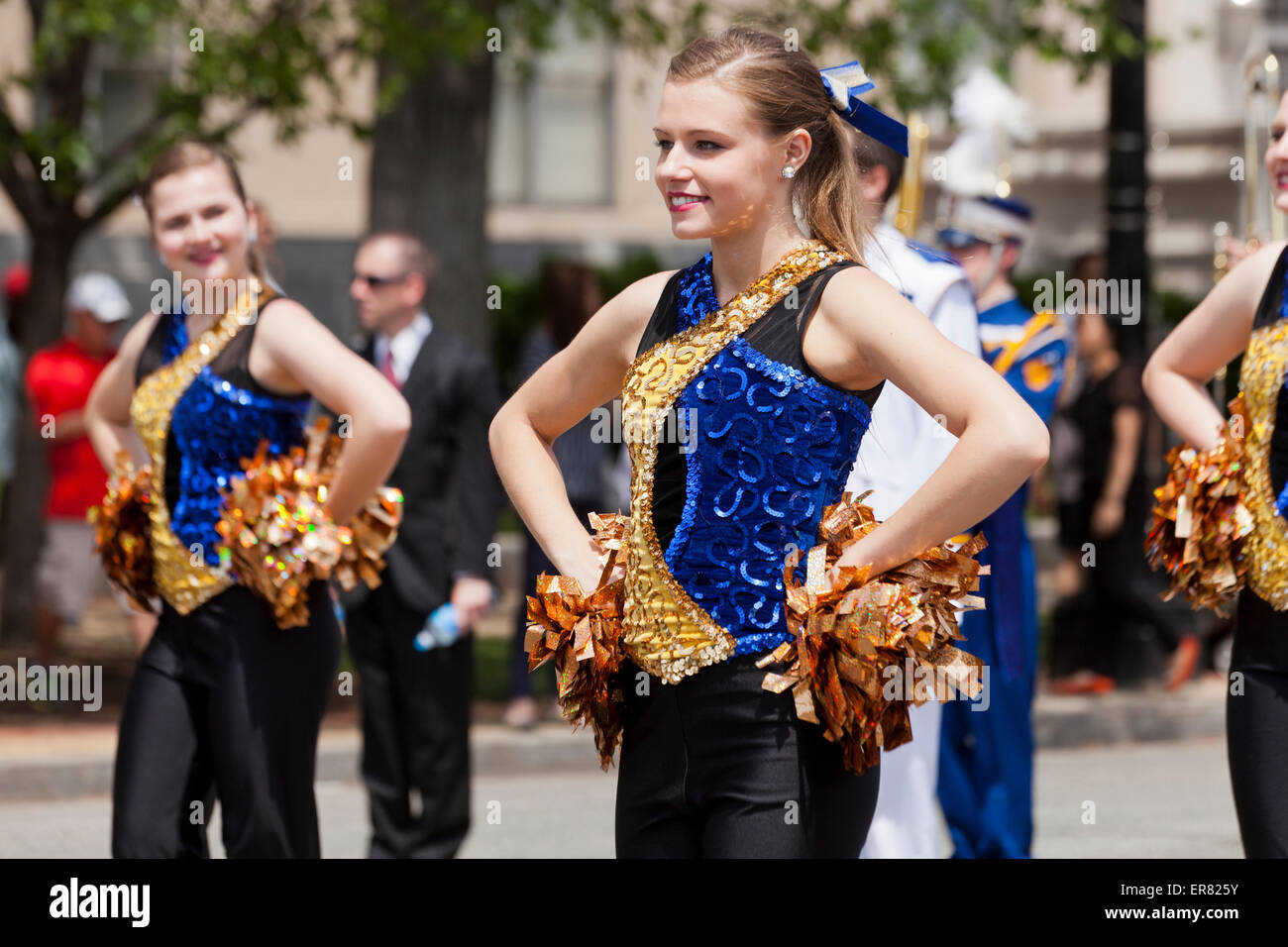 Young Caucasian high school cheerleaders en parade - USA Banque D'Images