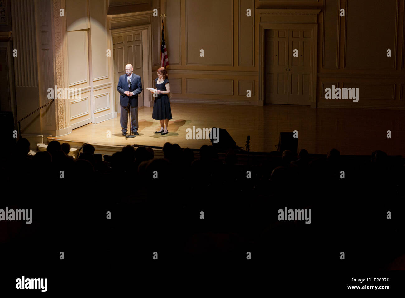 Les présentateurs debout sur la scène - USA Banque D'Images