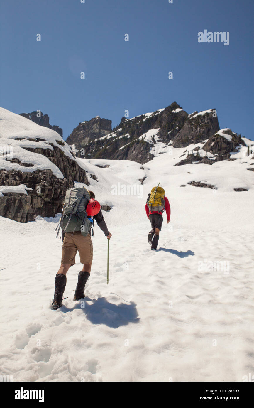 Deux alpinistes Trio approche Peak. Banque D'Images