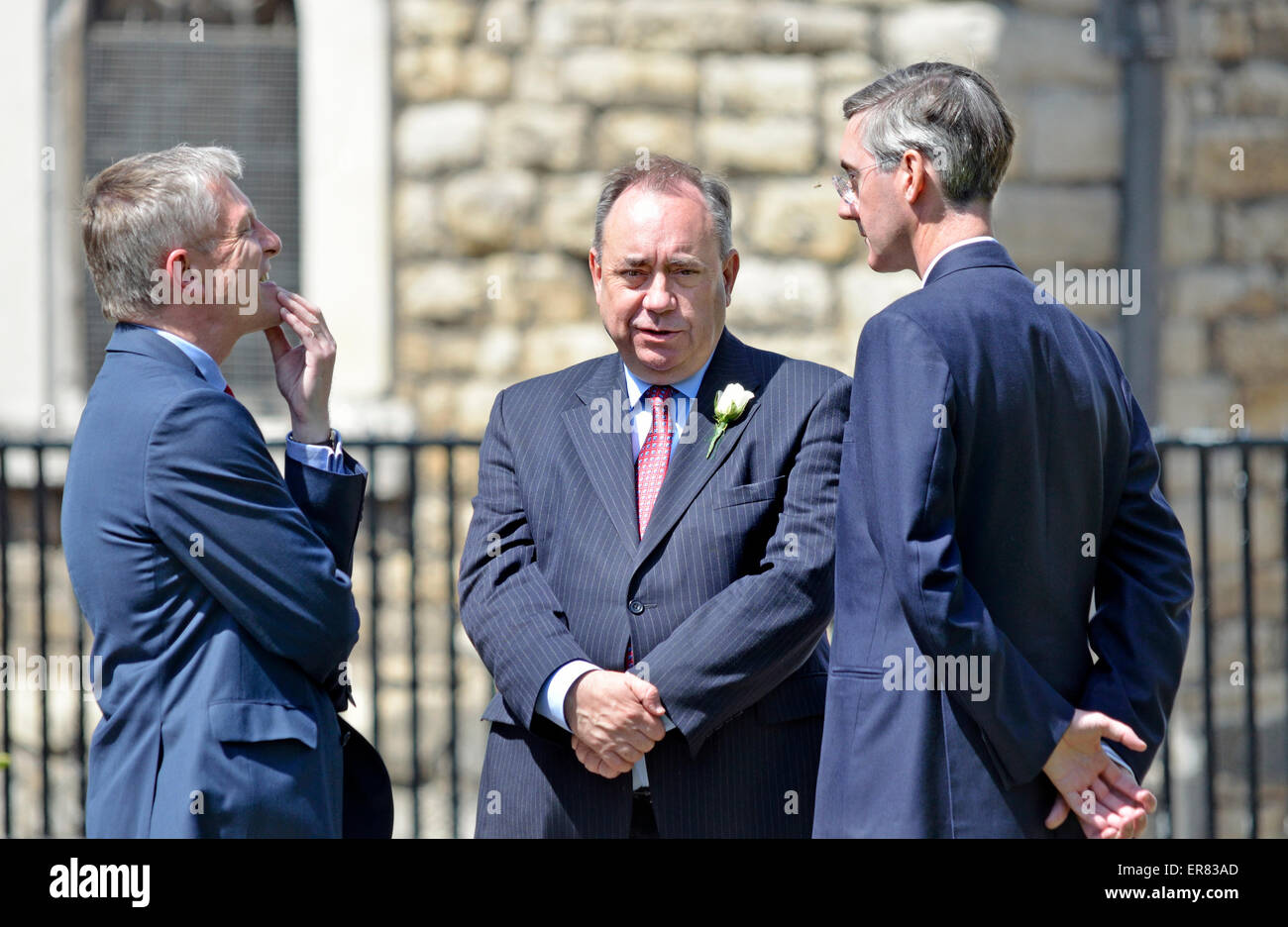 Londres. 27 mai 2015. Alex Salmond parler à Jacob Rees-Mogg sur College Green, Westminster Banque D'Images