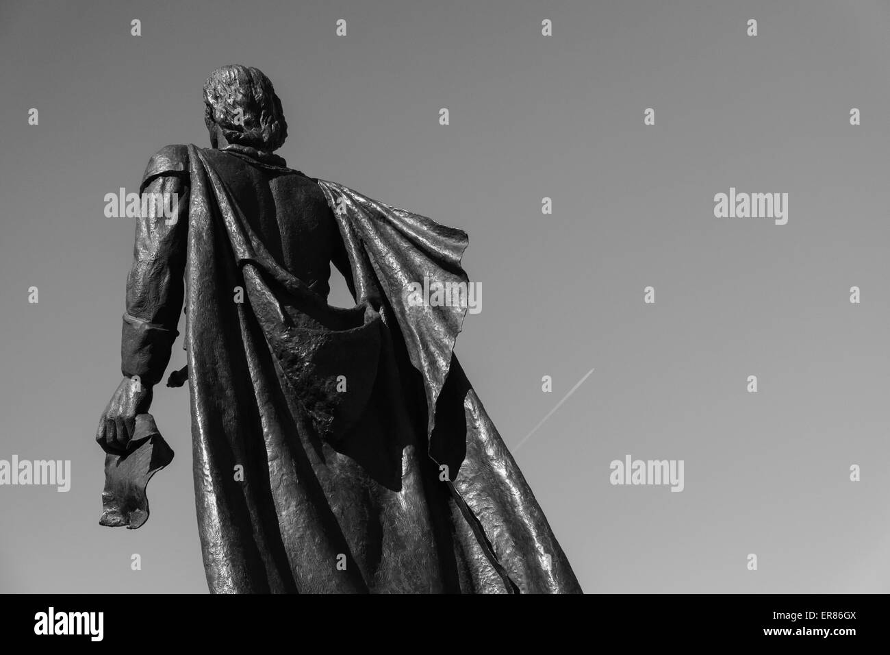 Low angle view of Christopher Columbus statue contre ciel clair Banque D'Images