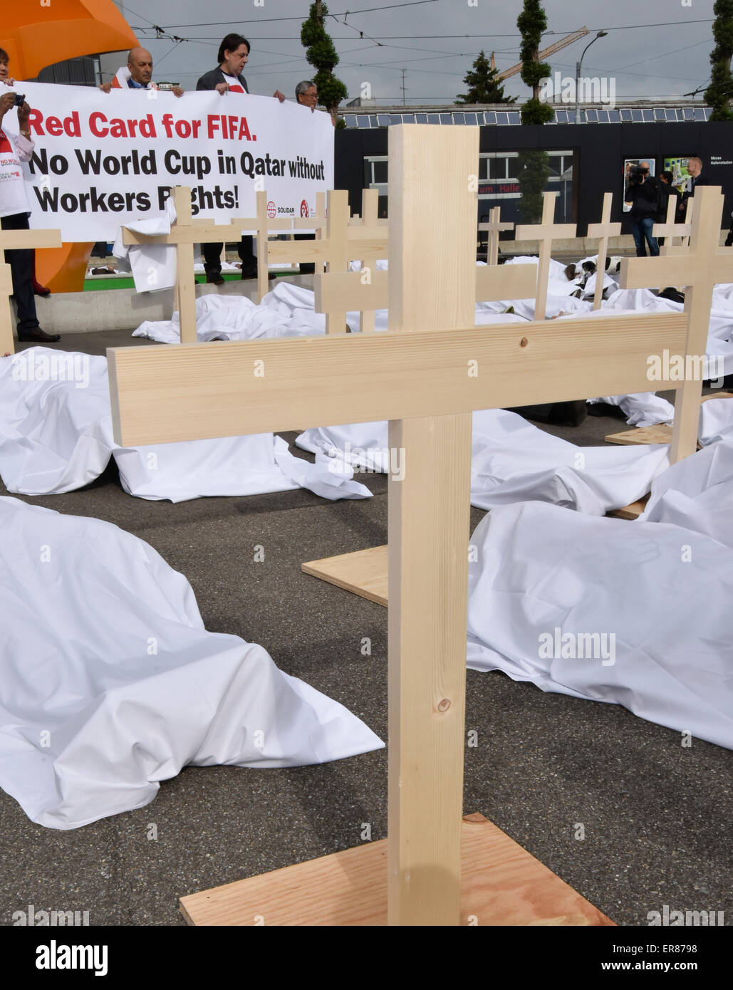 Zurich, Suisse. 29 mai, 2015. Érigent des tombes symboliques à l'arrivée des délégués de la FIFA devant Zurich Hallenstadion à critiquer les mauvaises conditions de travail dans le Qatar lors de la construction des sites sportifs pour les championnats du monde de la FIFA 2022. Credit : thamerpic/Alamy Live News Banque D'Images