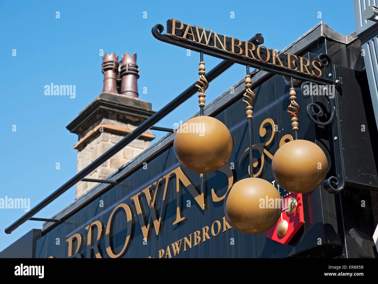 Gros plan sur les pawnbroker traditionnels les pawnbrokers signent à l'extérieur du magasin extérieur North Yorkshire Angleterre Royaume-Uni GB Grande-Bretagne Banque D'Images