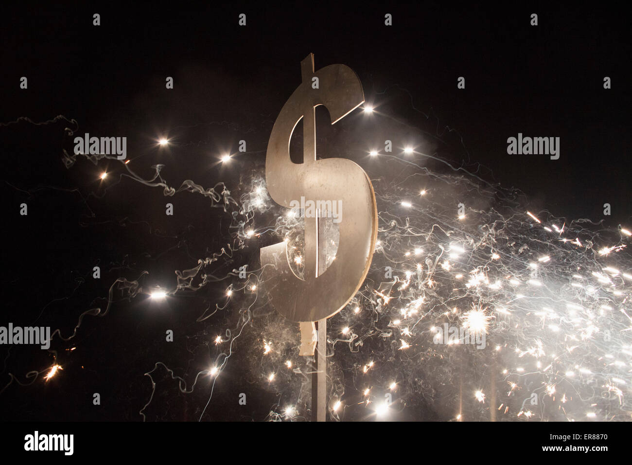 Symbole dollar illuminé avec Fireworks at night Banque D'Images