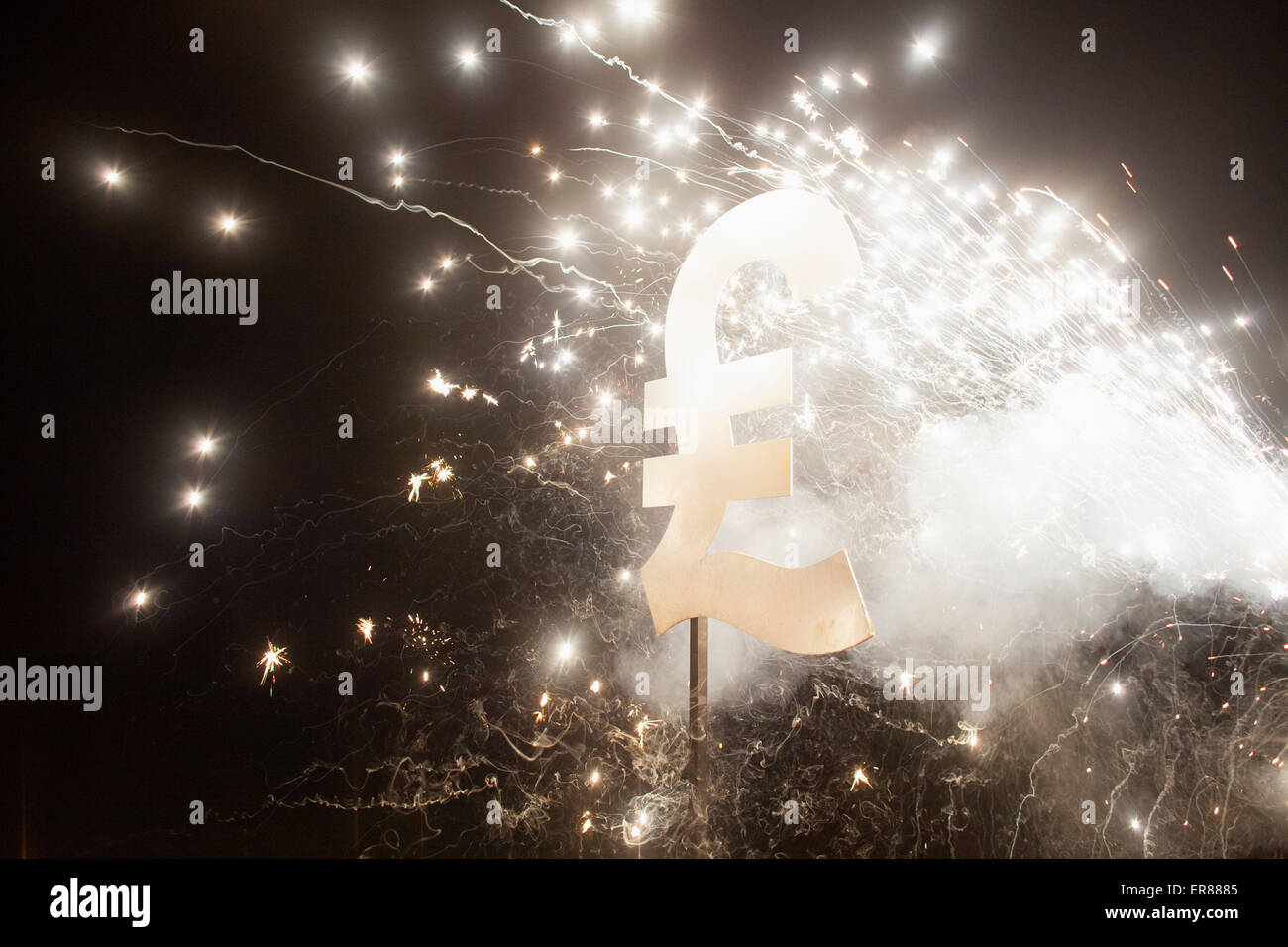 Symbole dièse avec Fireworks at night Banque D'Images