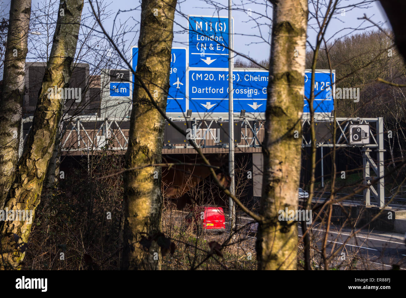 Des affiches à l'entrée de tunnel commun Bell sur l'autoroute M25, Wemmel, Essex, Angleterre Banque D'Images