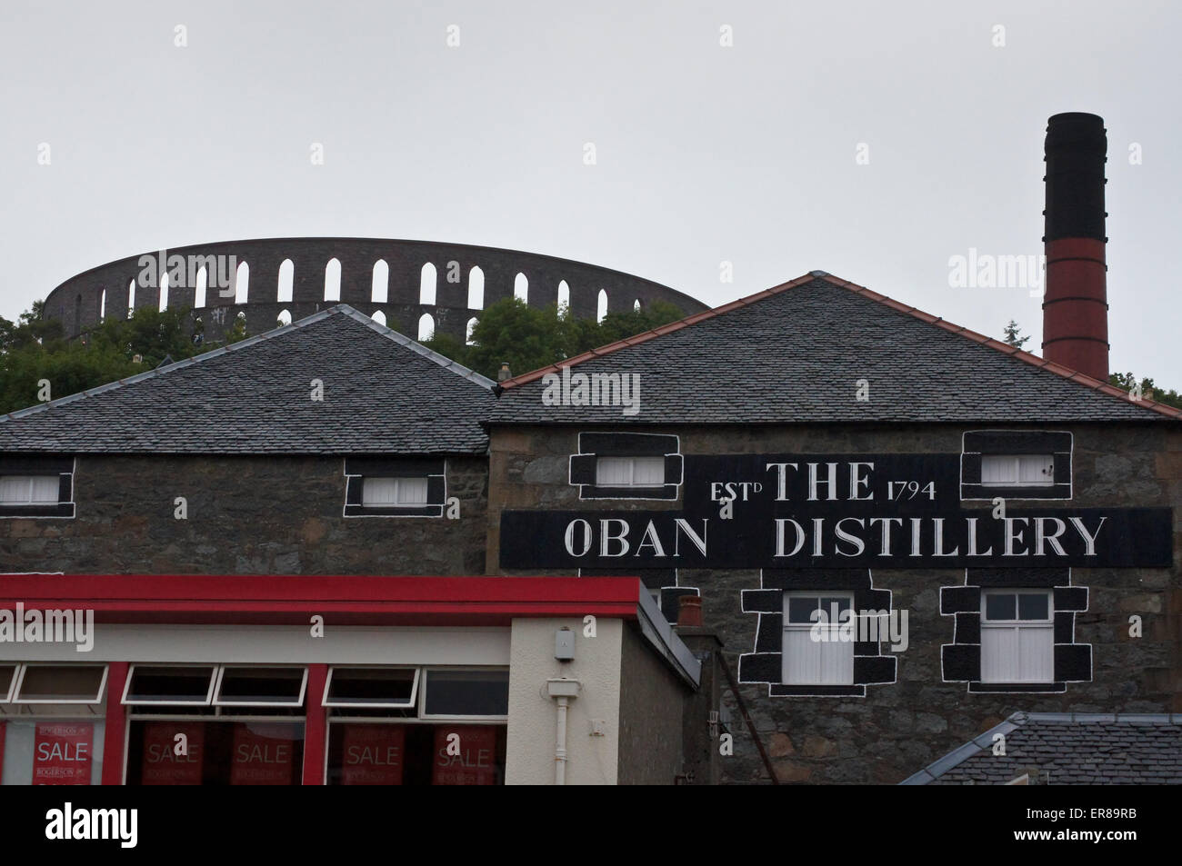 La tour McCaig's Folly, par John Stuart McCaig, 1897-1903 et distillerie Oban,1794, Oban, Argyll and Bute, Ecosse Banque D'Images