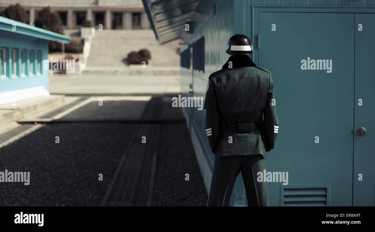 Vue arrière du soldat debout à la zone démilitarisée de Corée, Corée du Sud Banque D'Images