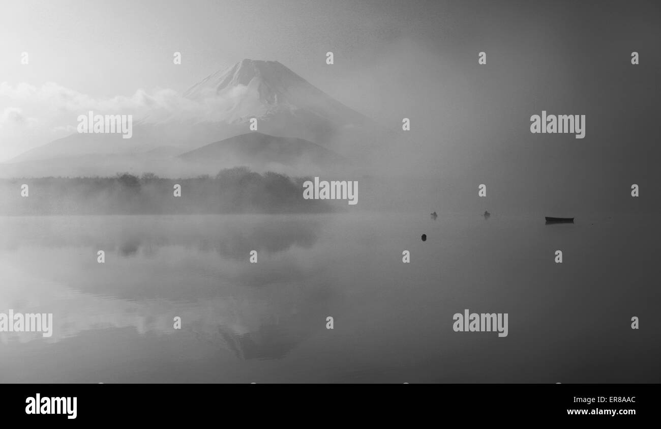 Lake et le Mont Fuji par temps brumeux, Japon Banque D'Images
