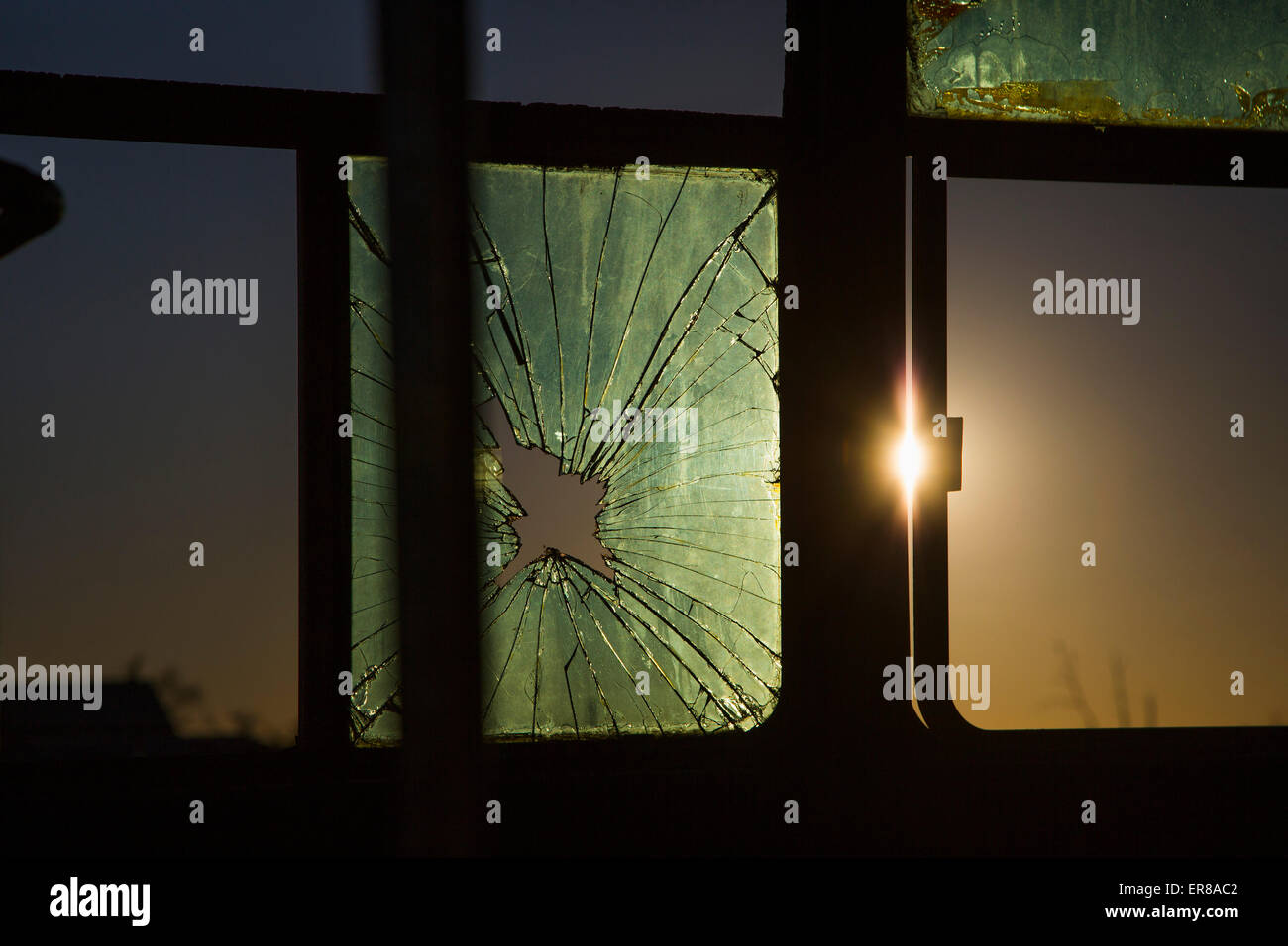 Close-up de fenêtre cassée de véhicule pendant le coucher du soleil Banque D'Images