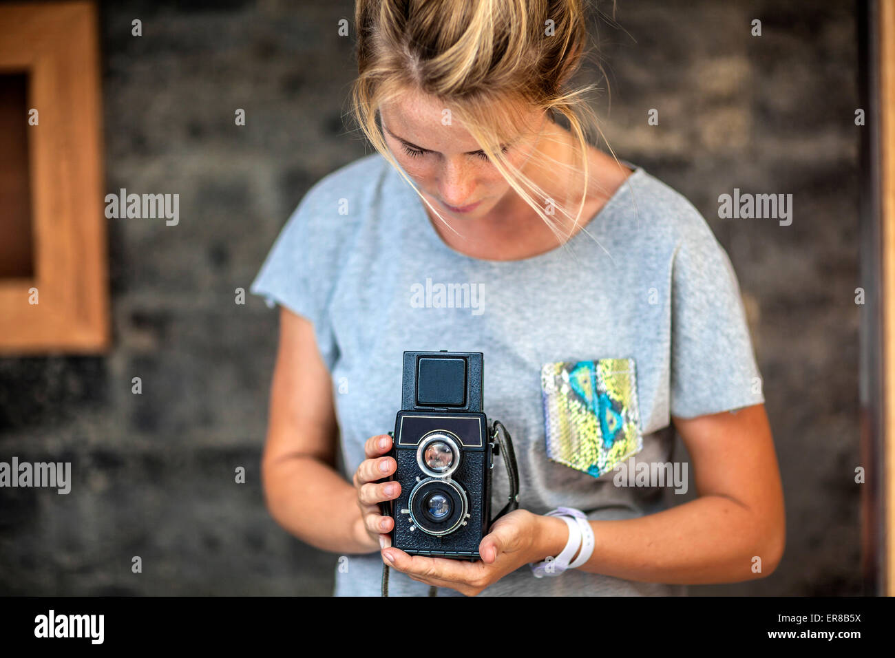 Jeune fille avec appareil photo rétro. Banque D'Images