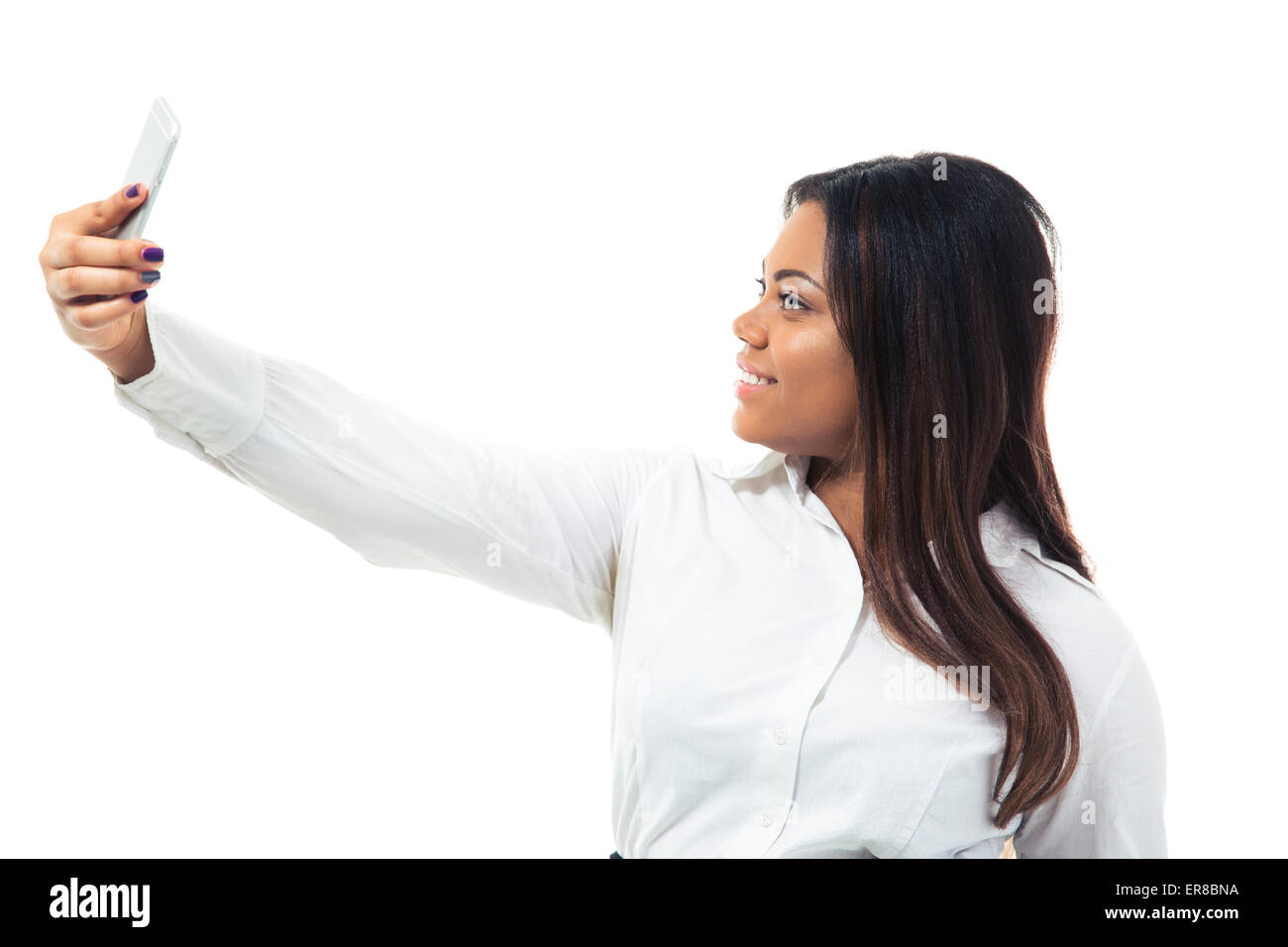 Happy afro-américain businesswoman making photo selfies sur smartphone isolé sur fond blanc Banque D'Images