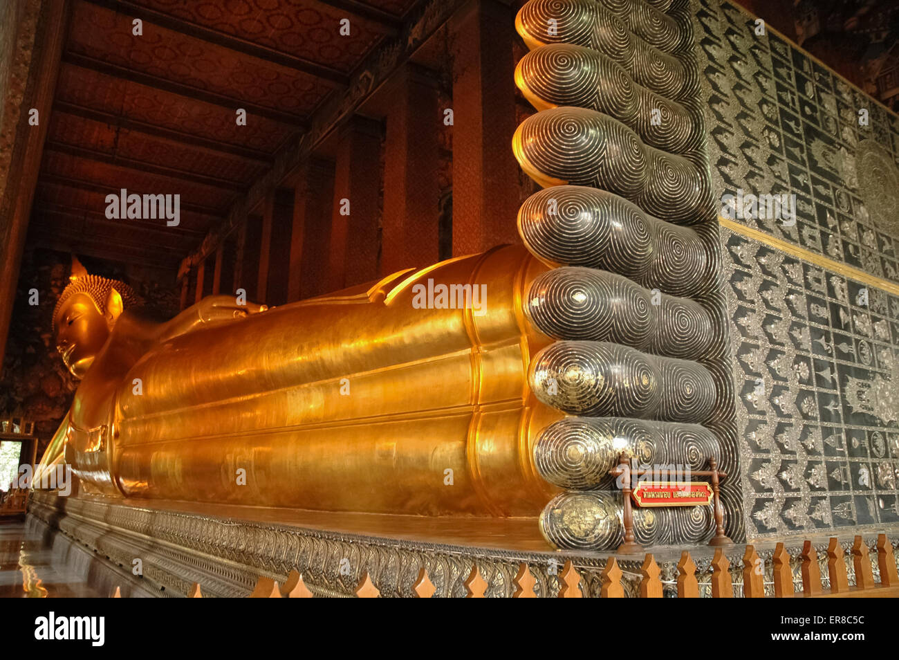 Golden Giant bouddha dans recliing Tahiland Bangkok temple Pho Banque D'Images