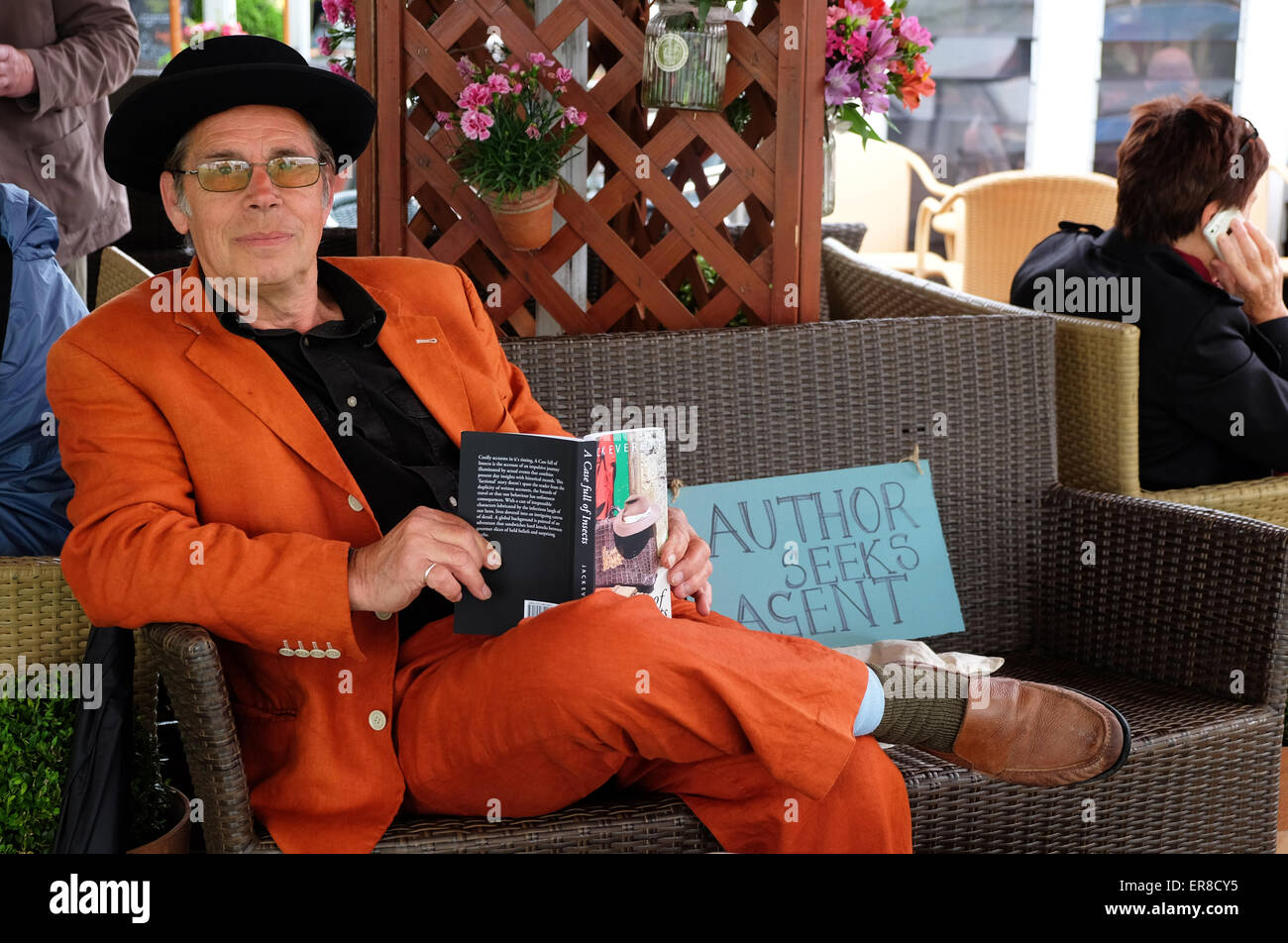 Hay Festival, Powys, Wales - Mai 2015 - Auteur cherche Agent - Jack Everett de Gloucestershire un auteur publié à l'Hay Festival à la recherche d'un coup de chance et un agent à publier son travail. Banque D'Images